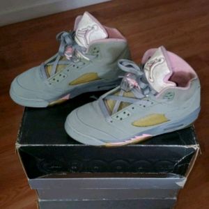 Air Jordan's 5 Pink Size 5.5Y in the box

Conditio
